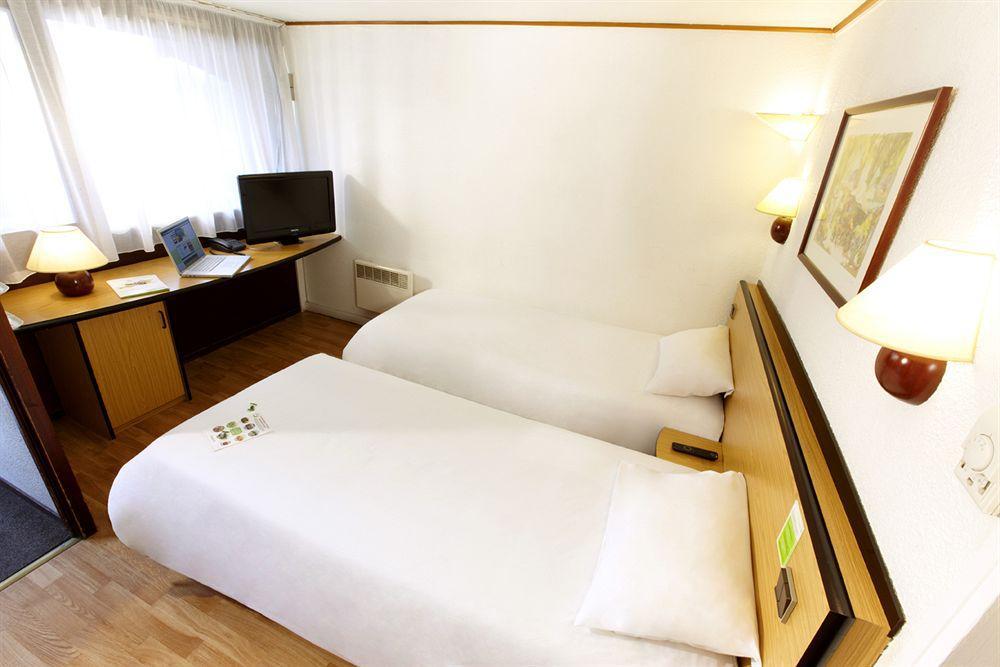 แคมปานิล ตูร์ ซุด ชอมเบร้ เล ตูร์ Hotel ช็องเบรย์-เล-ตูร์ ภายนอก รูปภาพ