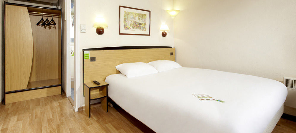 แคมปานิล ตูร์ ซุด ชอมเบร้ เล ตูร์ Hotel ช็องเบรย์-เล-ตูร์ ภายนอก รูปภาพ
