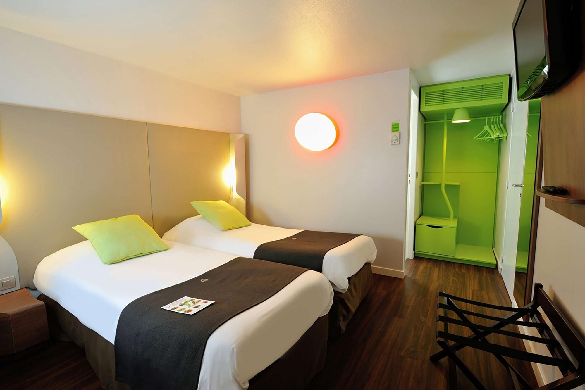 แคมปานิล ตูร์ ซุด ชอมเบร้ เล ตูร์ Hotel ช็องเบรย์-เล-ตูร์ ภายนอก รูปภาพ